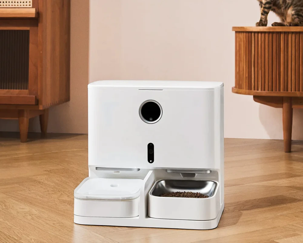 automatic pet feeder with camera